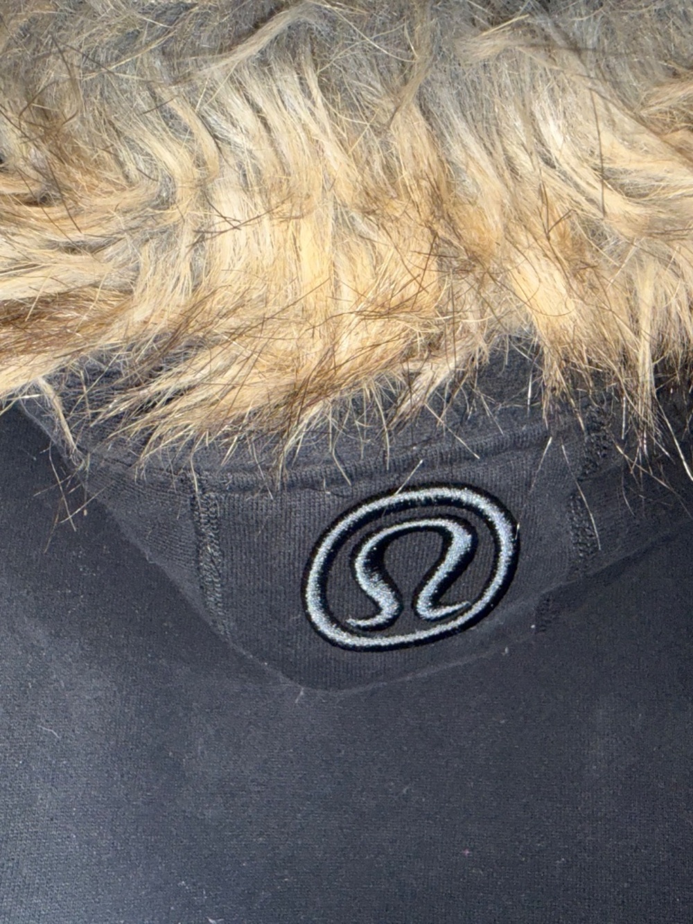 RARE VINTAGE Lululemon Scuba Hoodie Special Edition *Faux Fur Trim Black Size 8 - Picture 3 of 5